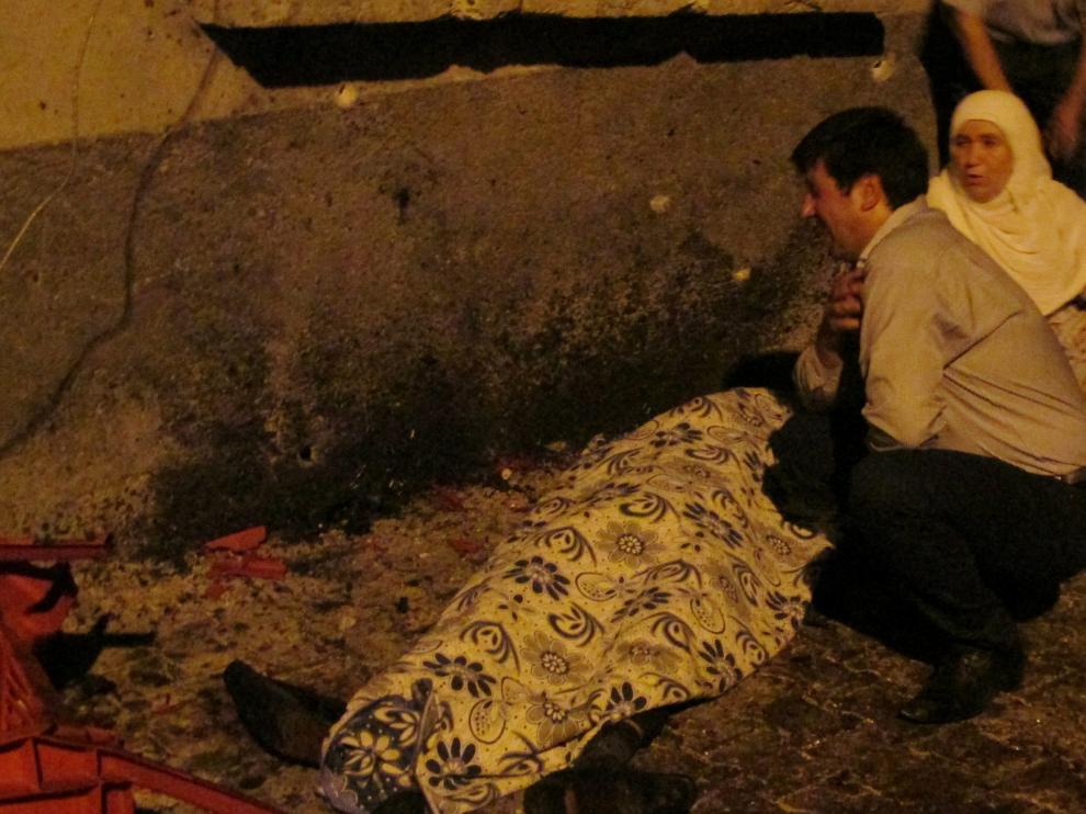 Una pareja llora ante el cuerpo de una de las personas fallecidas en el ataque.