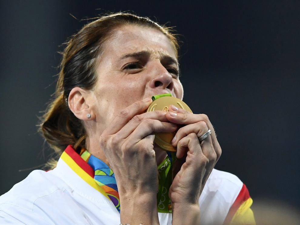 Ruth Beitia besando su medalla de oro.