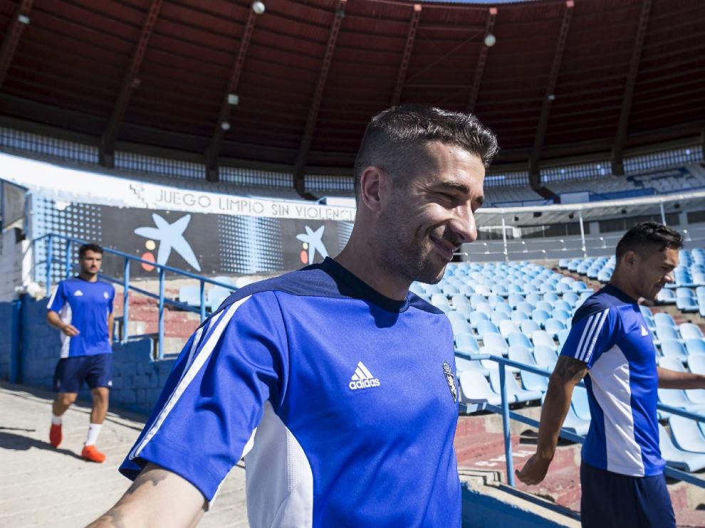 Marcelo Silva, junto a Cani (con Casado detrás), baja la rampa de vestuarios de La Romareda antes de empezar el entrenamiento de este domingo, el último antes del debut liguero ante el UCAM Murcia.