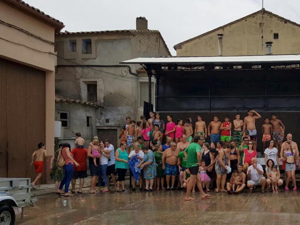 Los vecinos de Cofita posaron para la fotografía tras finalizar la batalla de globos de agua.