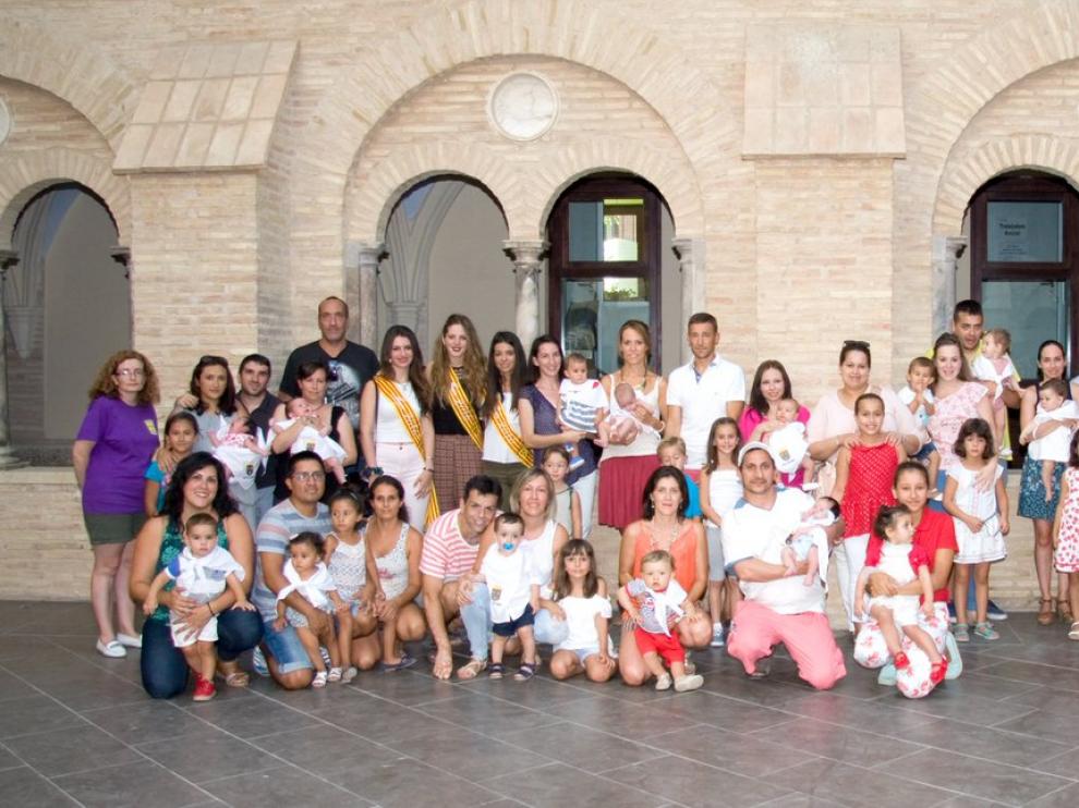 Primera entrega de "pañuelicos" en las fiestas de Pina de Ebro a los niños y niñas nacidos entre 2015 y 2016