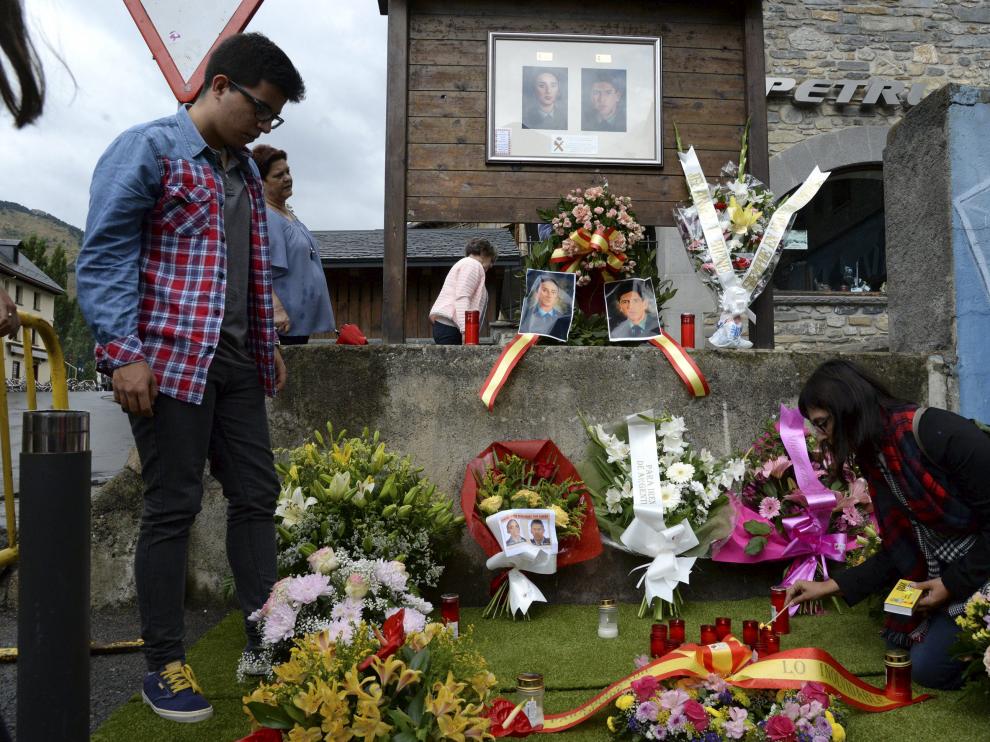 Unos jóvenes depositan flores y velas en recuerdo de Irene Fernández y José Ángel de Jesús.