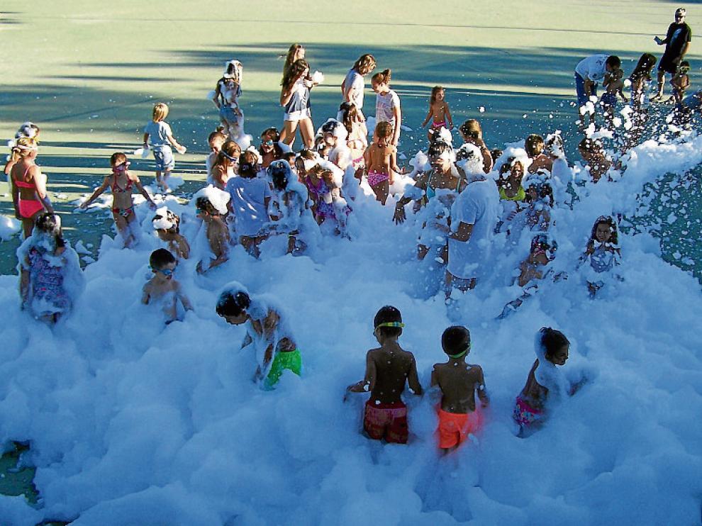 La fiesta de la espuma estuvo muy concurrida.