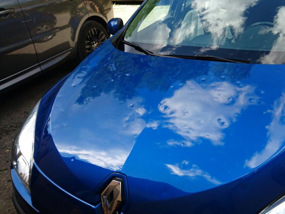 El pedrisco dañó carrocerías de coches, como el de la fotografía.