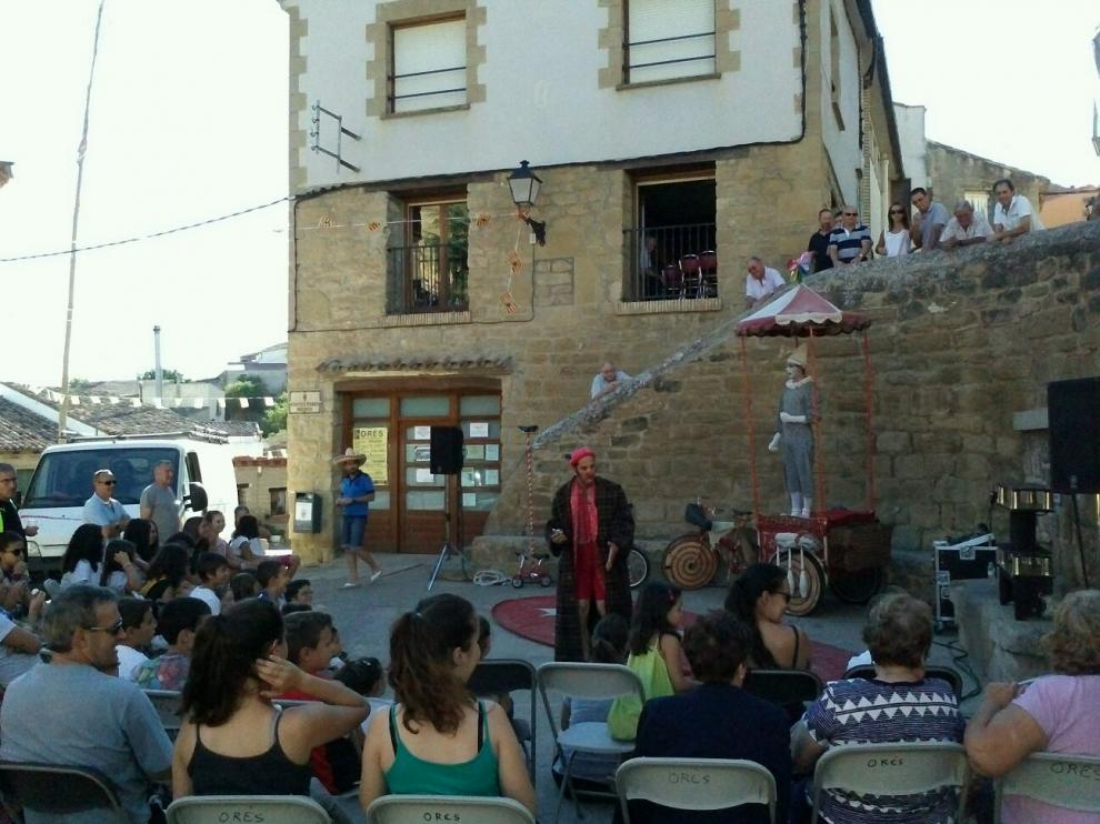 El circo divirtió a los numerosos asistentes que se congregaron para ver el espectáculo.