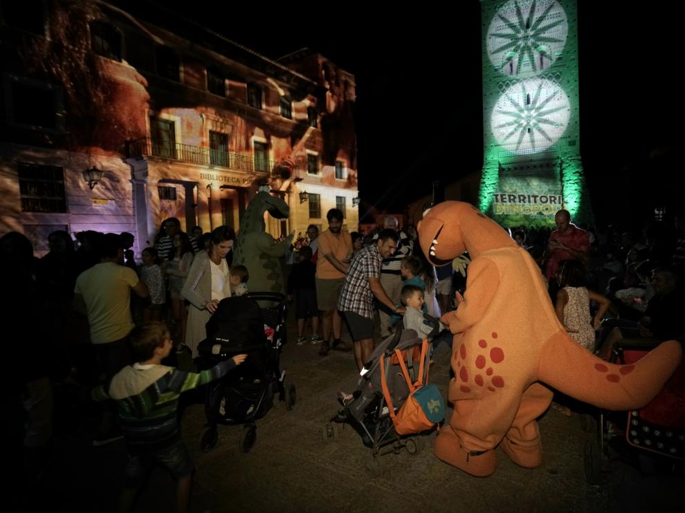 Las mascotas de Dinópolis en la foto animaron anoche la plaza del Seminario.