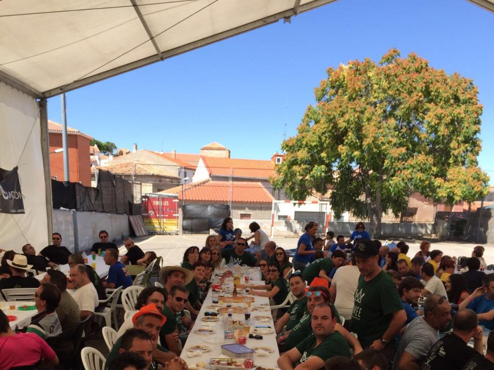 Los vecinos de Ojos Negros celebraron juntos una comida popular en las escuelas.