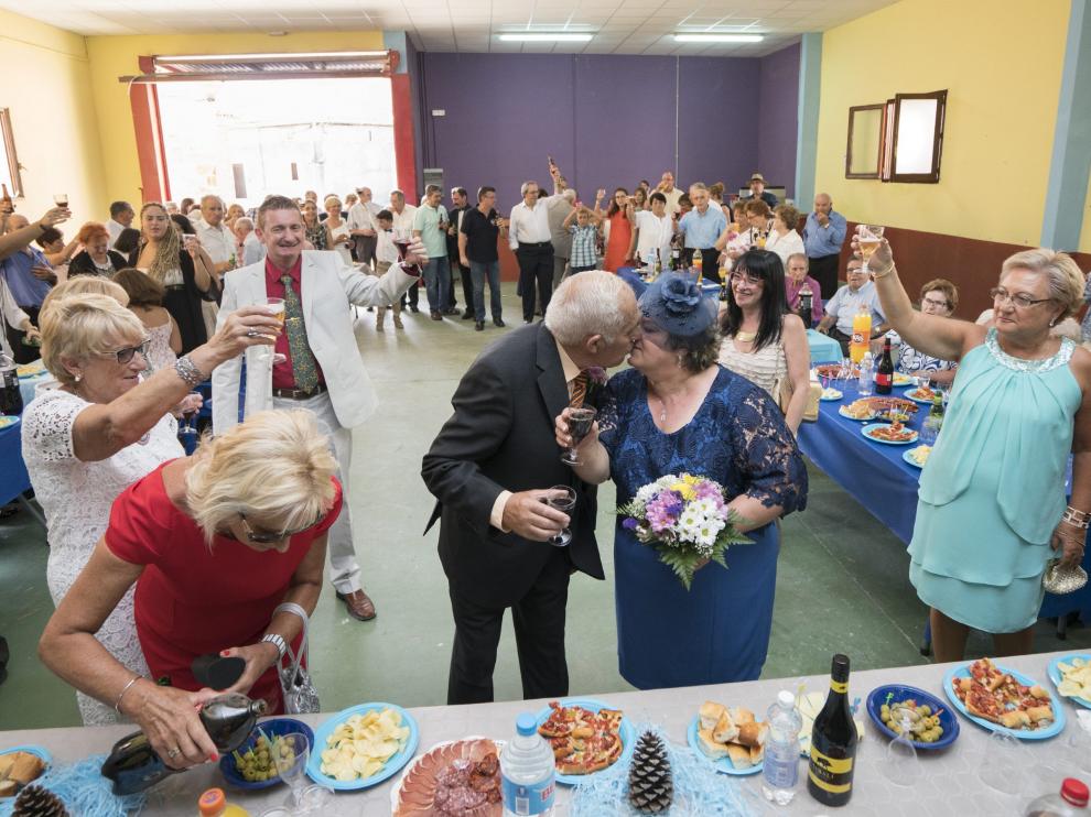 La pareja de recién casados durante el brindis que los vecinos de Santa Cruz de Nogueras hicieron en su honor