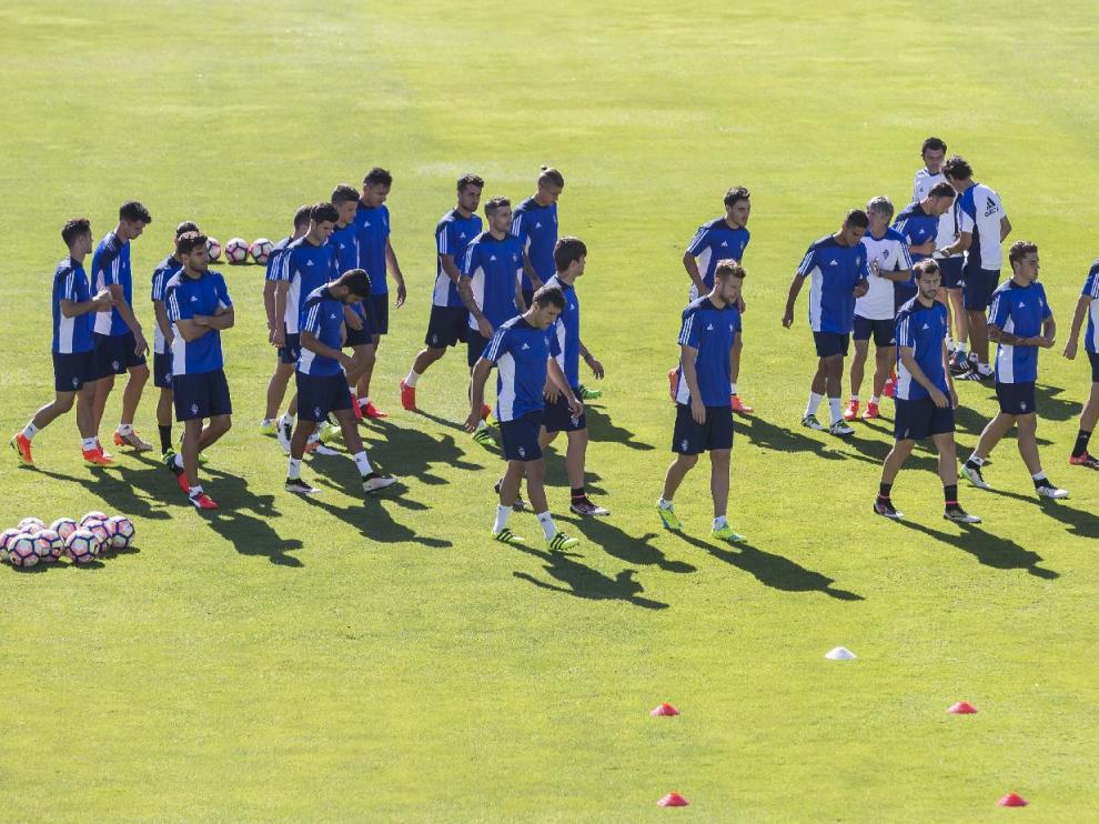 Los jugadores del Real Zaragoza, al inicio del último entrenamiento de la semana, en la mañana de este domingo en La Romareda.