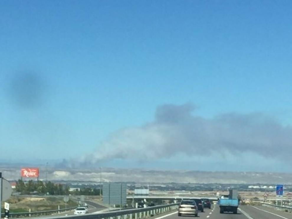 La intensa columna de humo ha alertado a los vecinos de Zaragoza