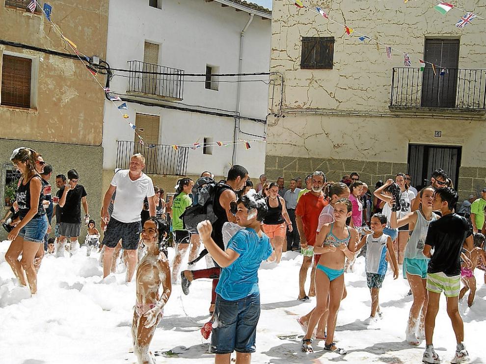 Los más pequeños de Torrevellila celebran el inicio de los festejos pasados por agua.