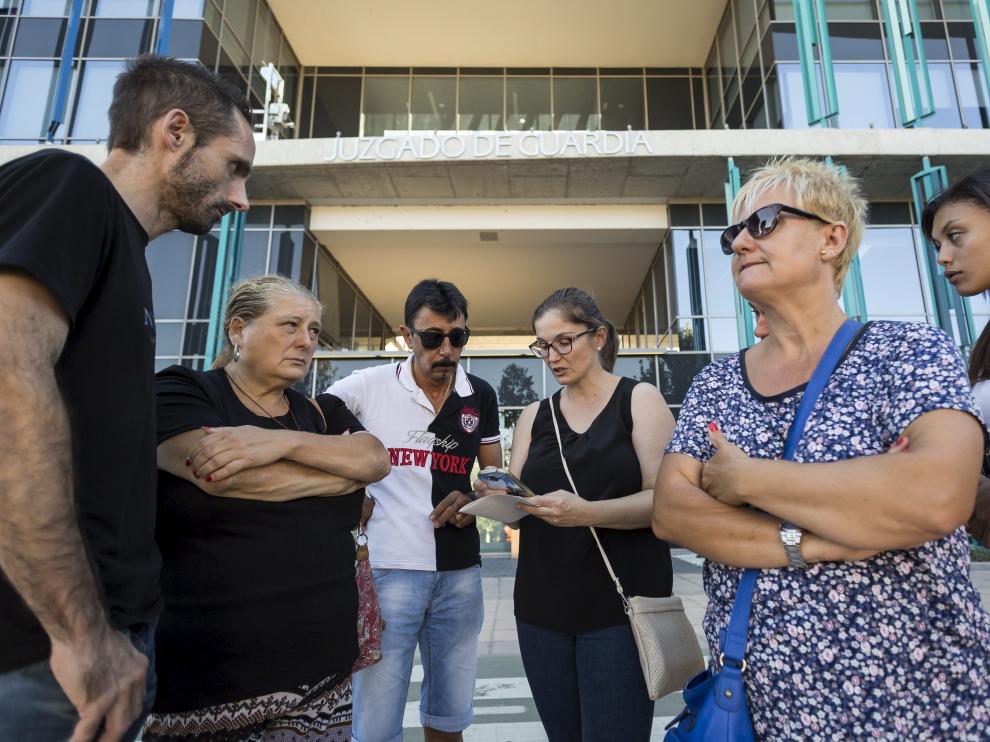 Azucena Urdániz (segunda por la izquierda), viuda de Enrique Comín, con varios familiares.