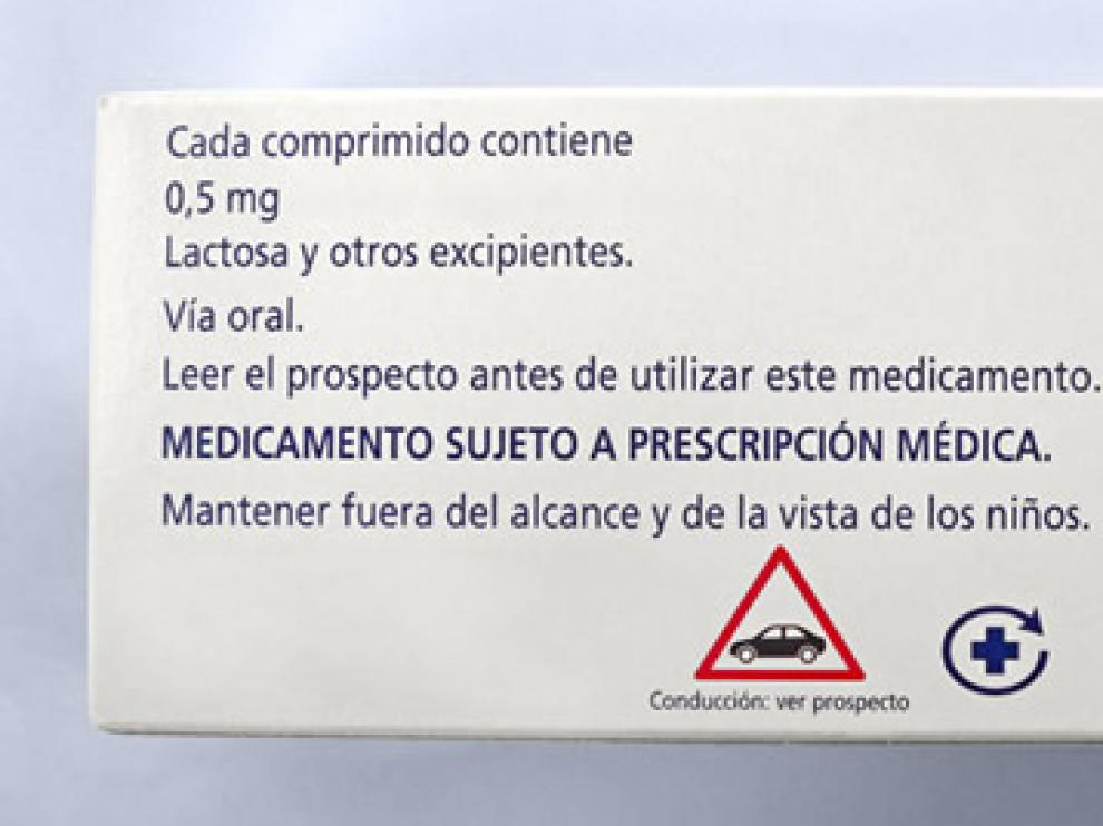 El pictograma de la conducción consiste en un triángulo equilátero rojo con el vértice hacia arriba y un coche negro en el interior sobre fondo blanco.