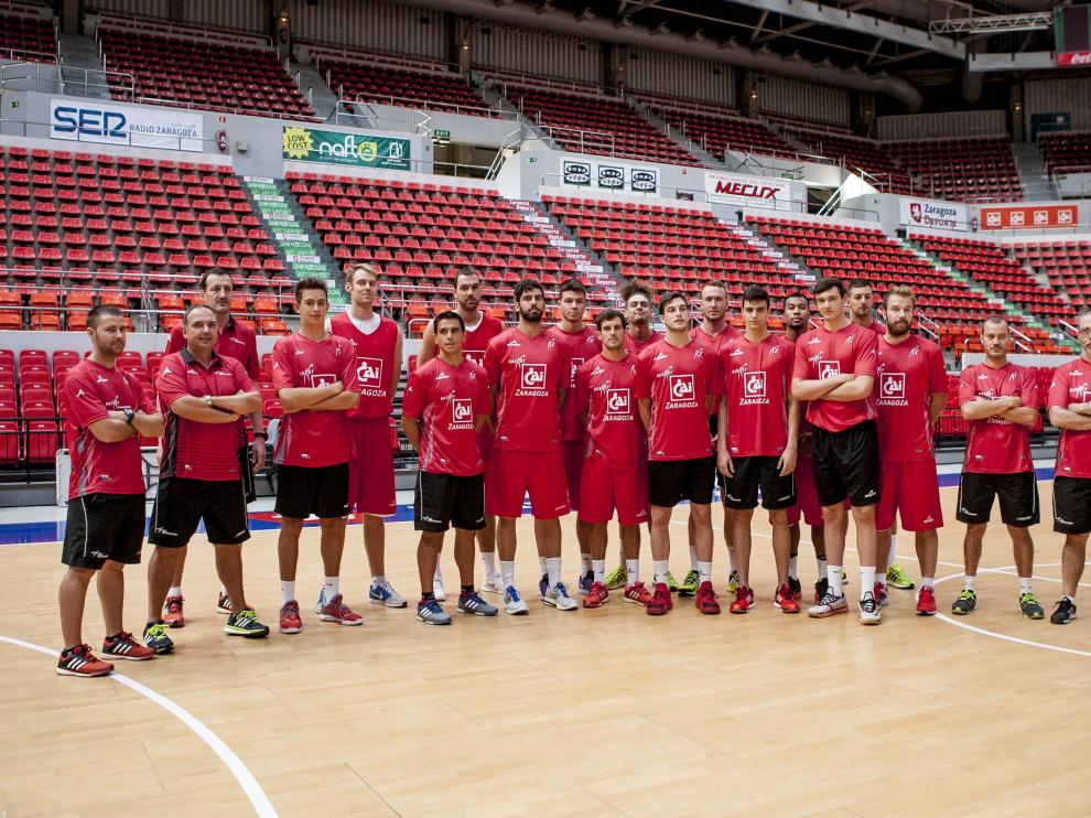 La plantilla del CAI Zaragoza 20162017 sobre la pista del pabellón Príncipe Felipe.