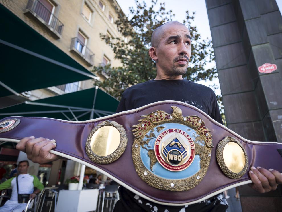 ópez Bueno sujeta el cinturón de campeón del mundo en la plaza del Pilar.