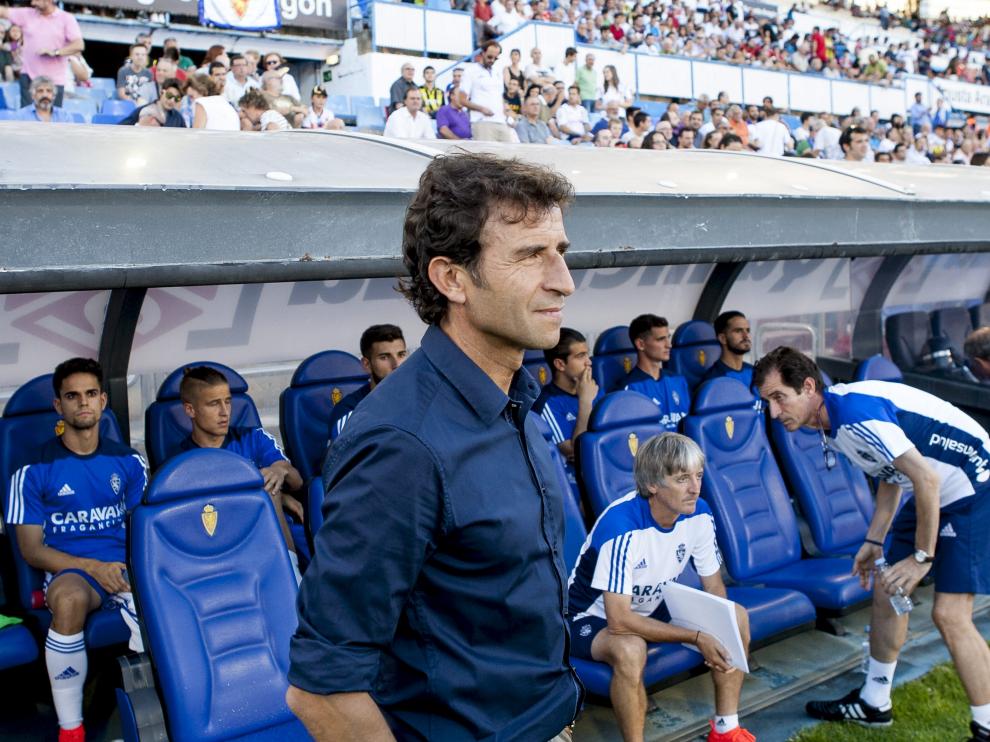 Luis Milla, junto al banquillo del Real Zaragoza