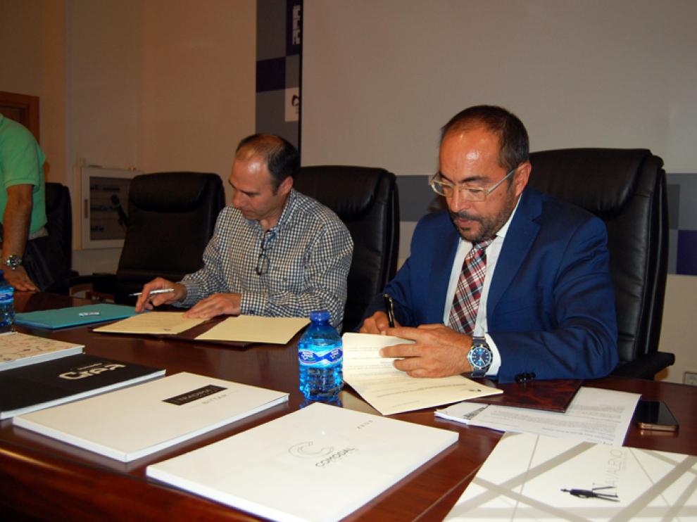 El presidente de la Diputación provincial, Luis Rey y el responsable de la asociación Talea, ,José Ignacio Pérez, han suscrito este lunes un convenio de colaboración.