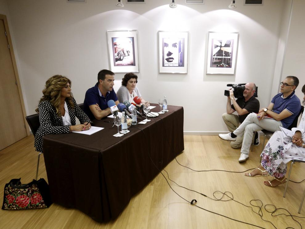 Los dirigentes vascos de UPyD, Gorka Maneiro, Carmen Serrano y Asún Puente en una conferencia en San Sebastián