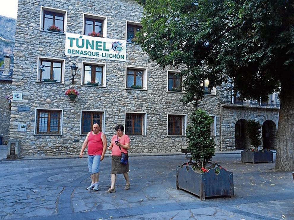 Uno de los carteles que pueden verse en Benasque con la reivindicación del túnel internacional.