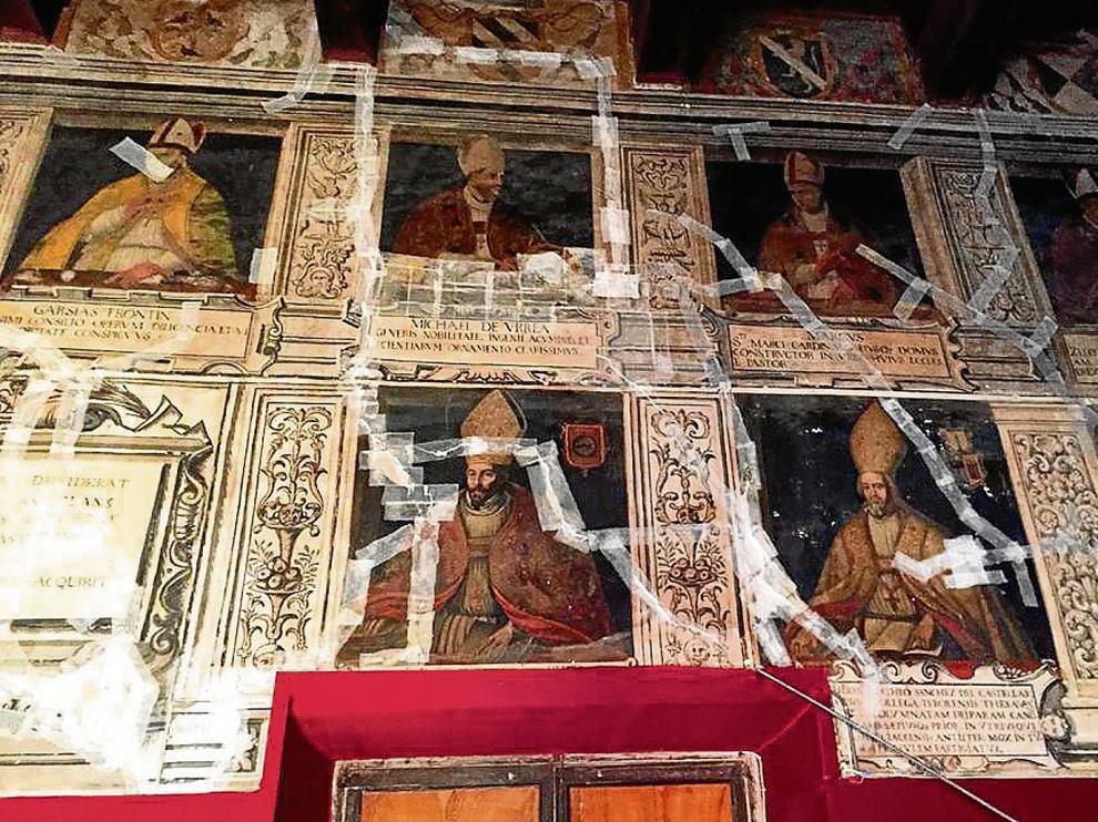 Las cintas adhesivas se han colocado por las pinturas que presentaban grietas para garantizar su protección.