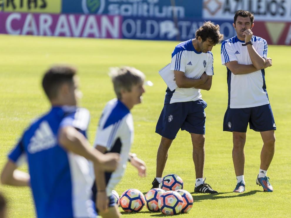 Luis Milla y su segundo, Luis Cembranos, durante el último entrenamiento del Real Zaragoza, este domingo en La Romareda.