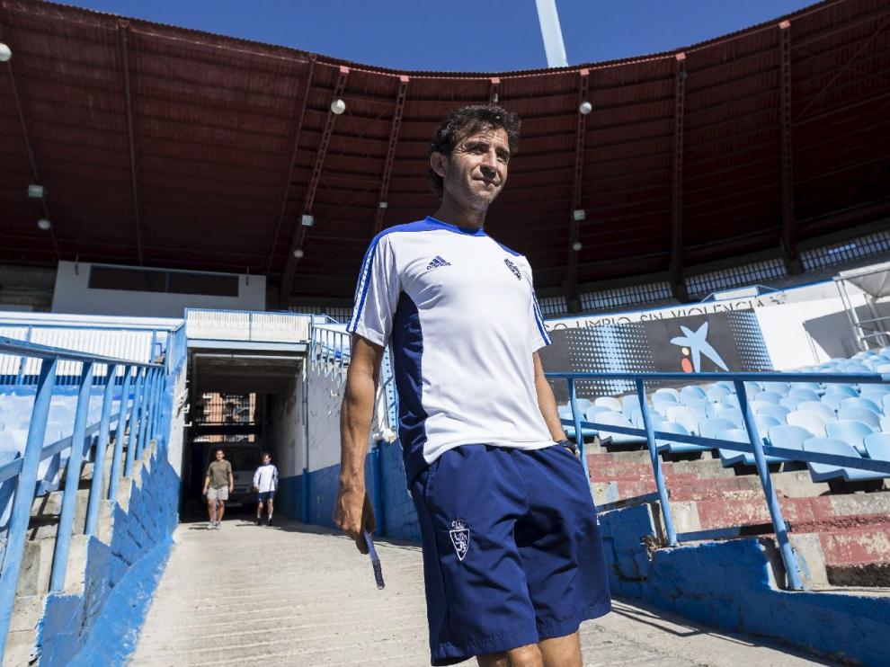 Luis Milla, en la rampa de vestuarios de La Romareda, en las horas previas al debut del Real Zaragoza en la liga ante el UCAM Murcia.