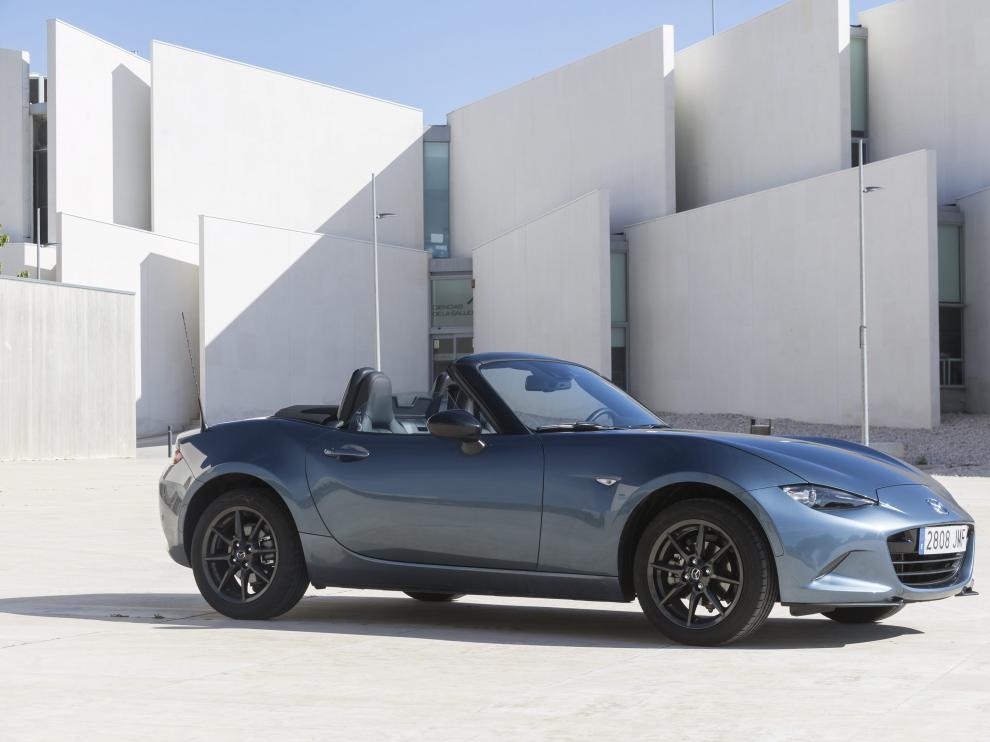 El Mazda MX-5, en una plaza central de la Universidad San Jorge de Zaragoza.