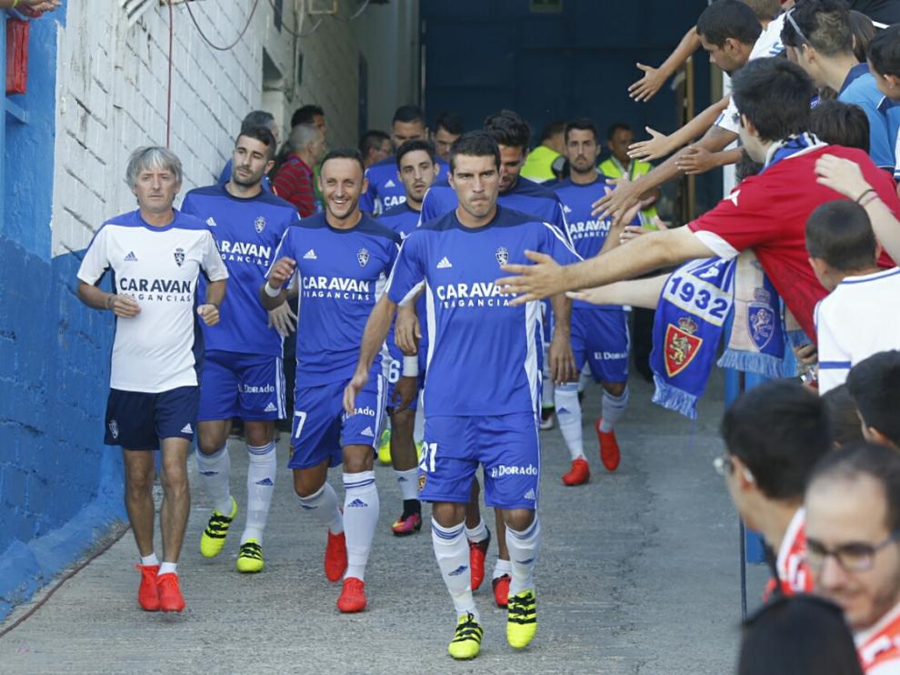 Los jugadores del Real Zaragoza salen a calentar