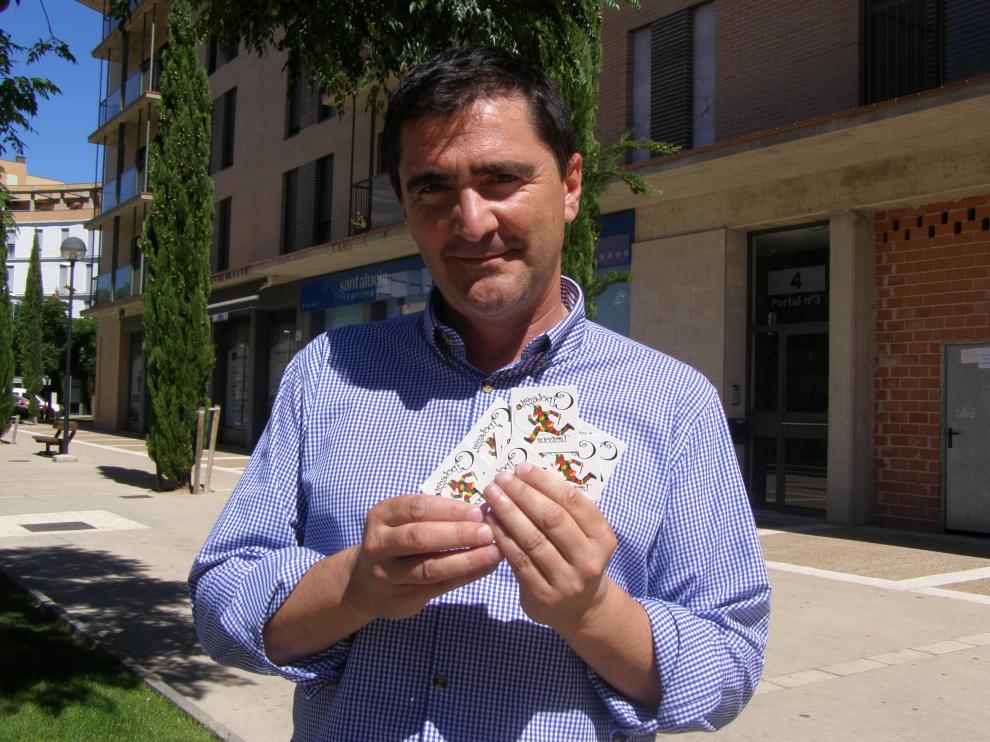 El turiasonense Javier Mayor posa con varias de sus pegatinas.