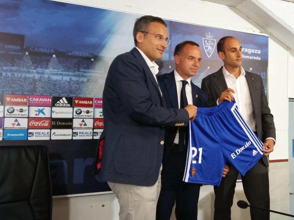 El nuevo pantalón del Real Zaragoza, con el logo del patrocinador El Dorado, es mostrado por el presidente Lapetra y los hermanos Rubio, ejecutivos de la empresa.