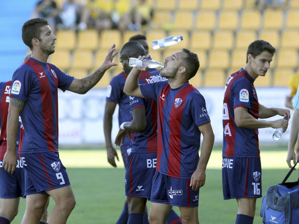Borja Lázaro, Ferreiro y Soriano beben agua durante el encuentro. Los tres debutaron el sábado.