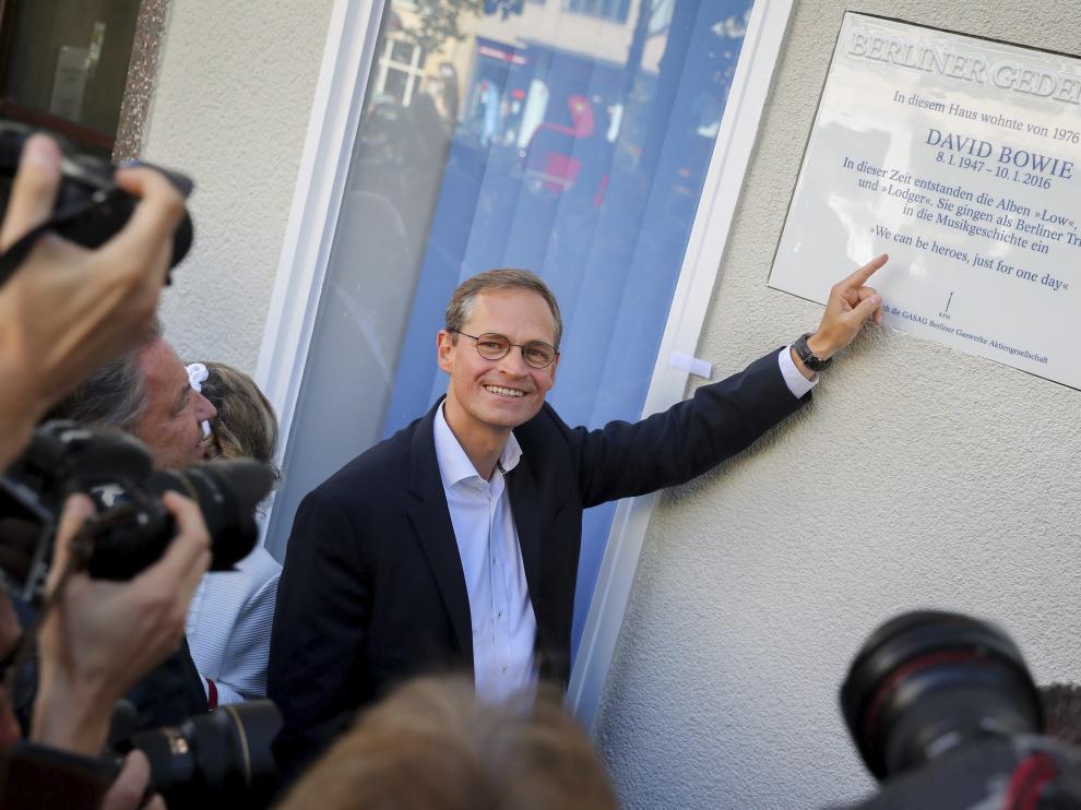 El alcalde de Berlín, Michael Müller, señala la placa colocada en Hauptstrasse 155.