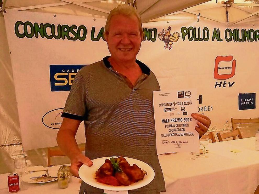El ganador Rafael Maza, con su plato de pollo al chilindrón.