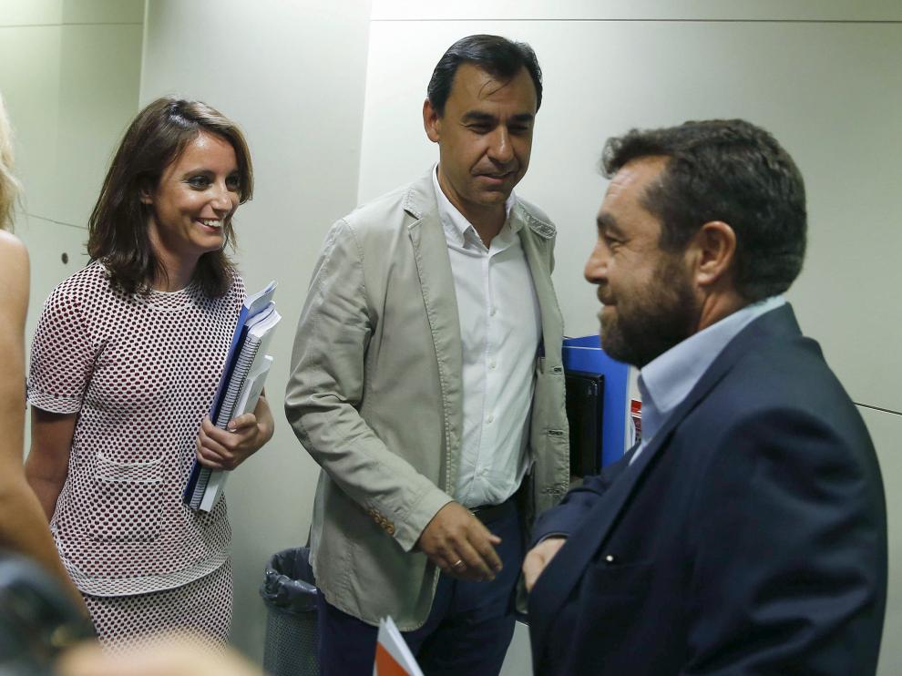 El vicesecretario de Organización del PP, Fernando Martínes- Malillo (c), y la vicesecretaria de Estudios y Programas, Andrea Levy, junto al secreatrio general del grupo parlamentario de Ciudadanos