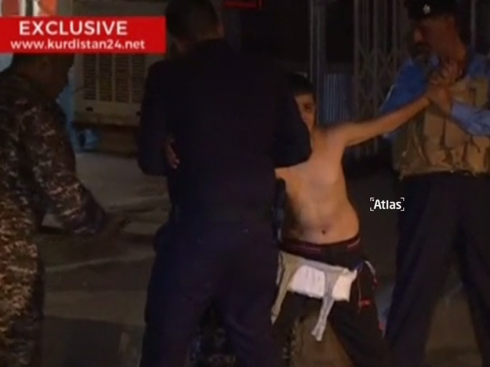 Momento en el que las autoridades descubren los explosivos