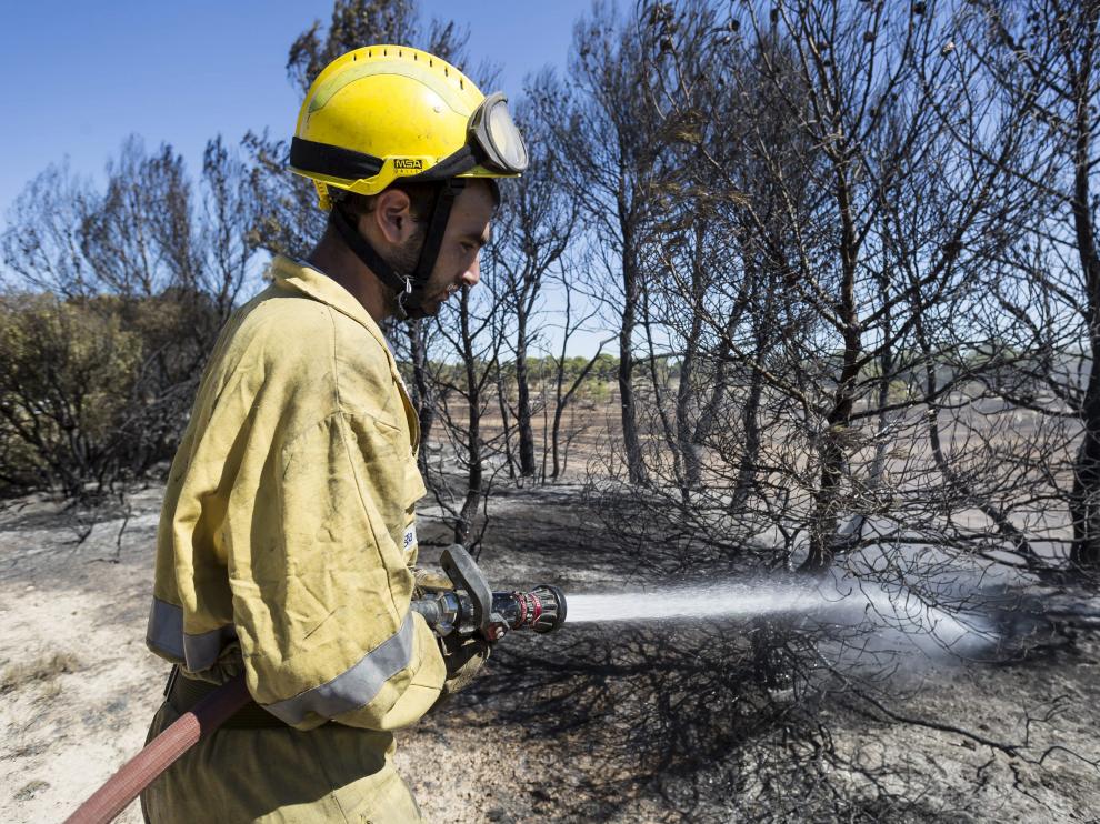 Labores de refresco en la zona afectada por el fuego.
