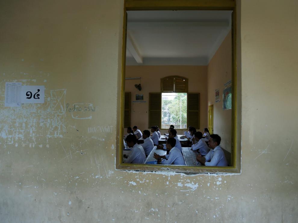 Estudiantes examinándose en un instituto de Phnom Penh.