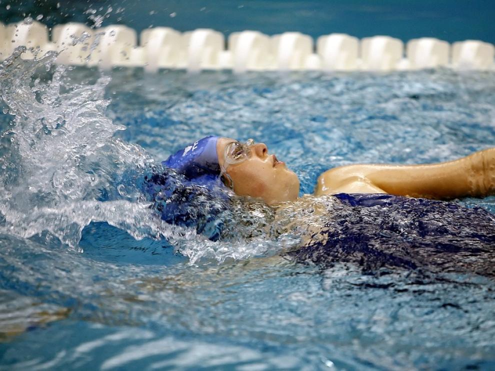 La natación ayuda a reducir el dolor causado por la fibromialgia.