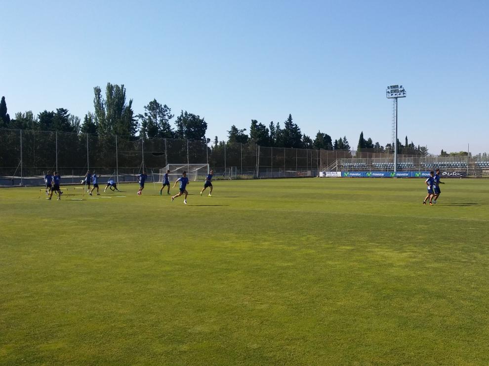 Los jugadores del Real Zaragoza, durante el entrenamiento de este martes