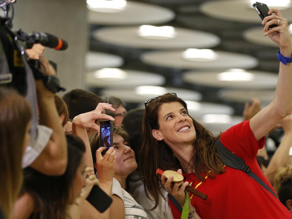 Ruth Beitia se hace un selfie con la medalla de oro en Barajas