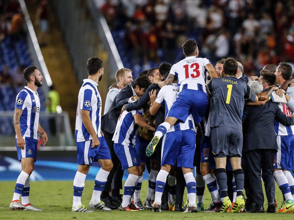 Jugadores del Porto celebran durante el partido clasificatorio