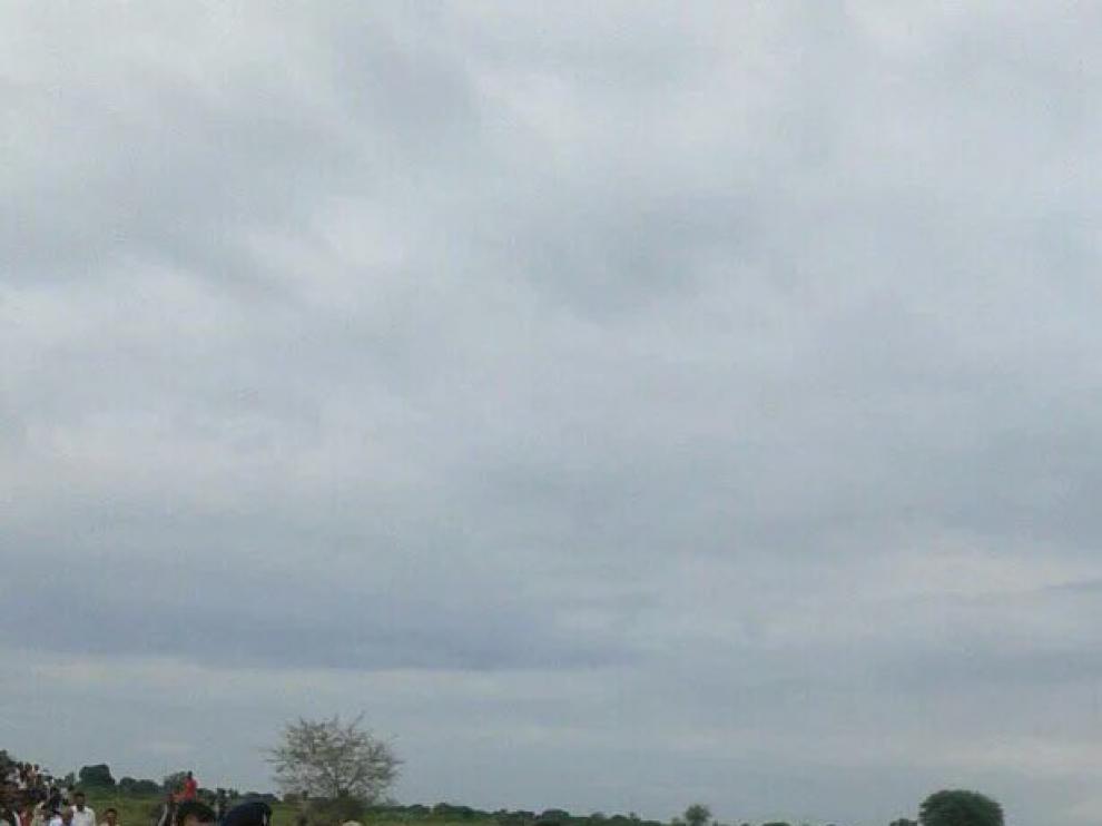 La imágen de la polémica, en la que aparecen los agentes llevando en brazos al político indio.