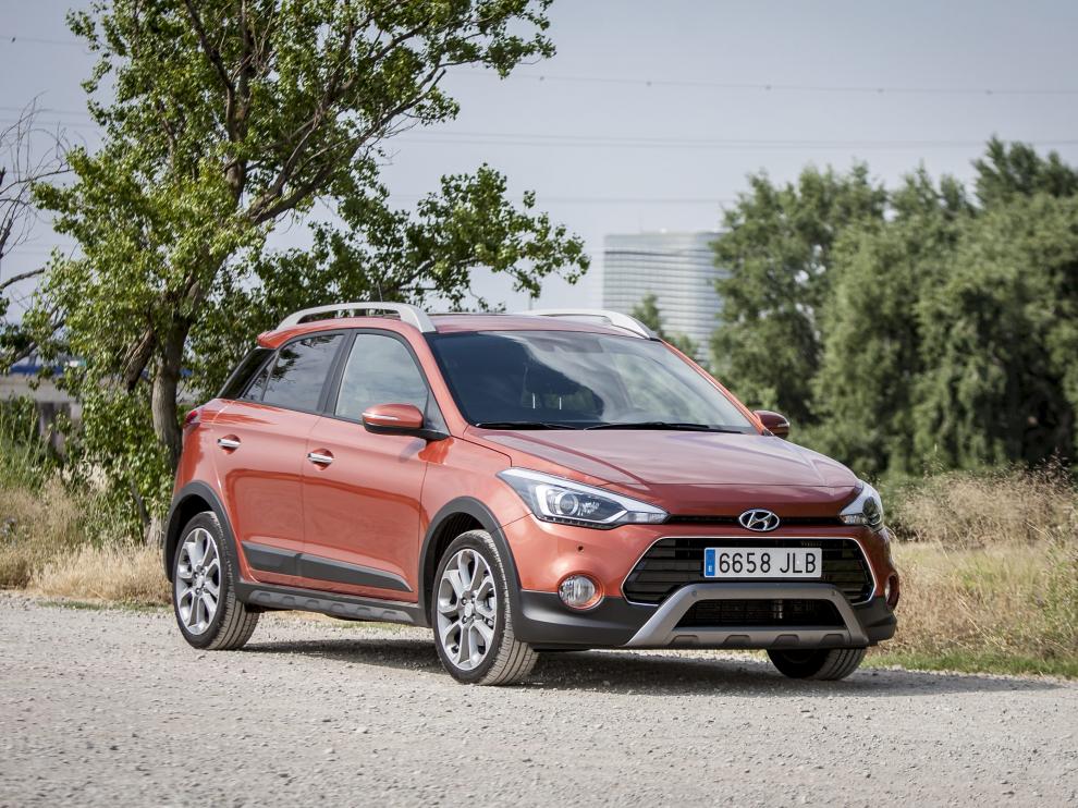 El Hyundai i20 Active, con 4,03 metros de longitud, es un utilitario con mucho espacio interior y una presencia deportiva.