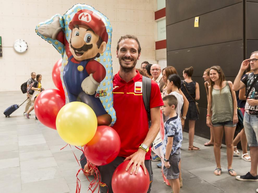Toni Abadía fue recibido por sus seres queridos en la estación de Delicias