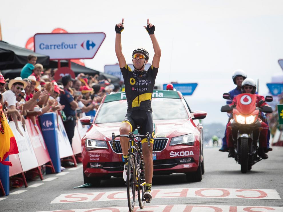 Calmejane celebra su victoria tras ganar en la jornada de la Vuelta Ciclista