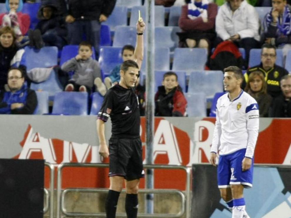 Figueroa Vázquez muestra la tarjeta amarilla a Abraham en un Real Zaragoza-Numancia de hace tres temporadas en La Romareda que acabó 1-2 a favor de los sorianos.