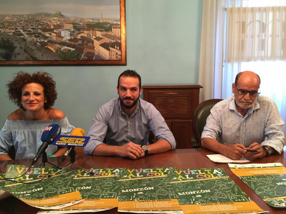 Beatriz Arregui, presidenta de los comerciantes de Monzón, el concejal de Desarrollo Gonzalo Palacín y Paco Vegas, en representación de los libreros.