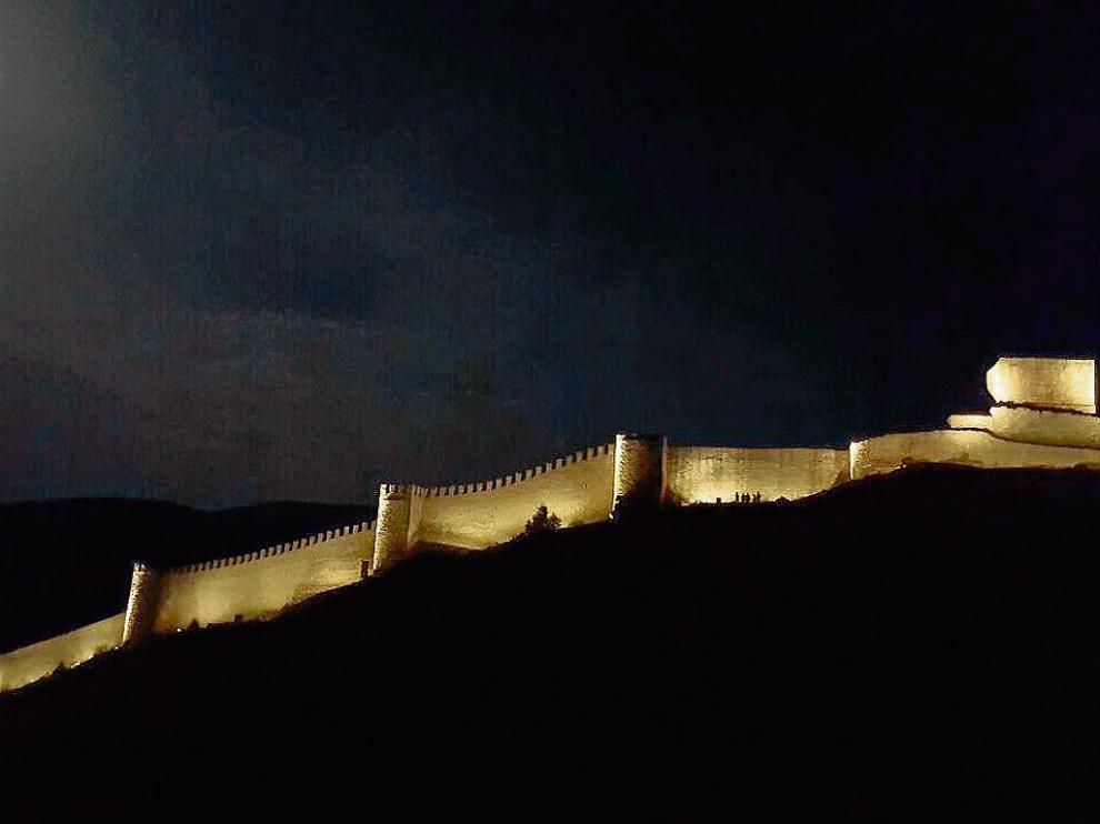Imagen de las primeras pruebas de iluminación de la muralla de Albarracín.