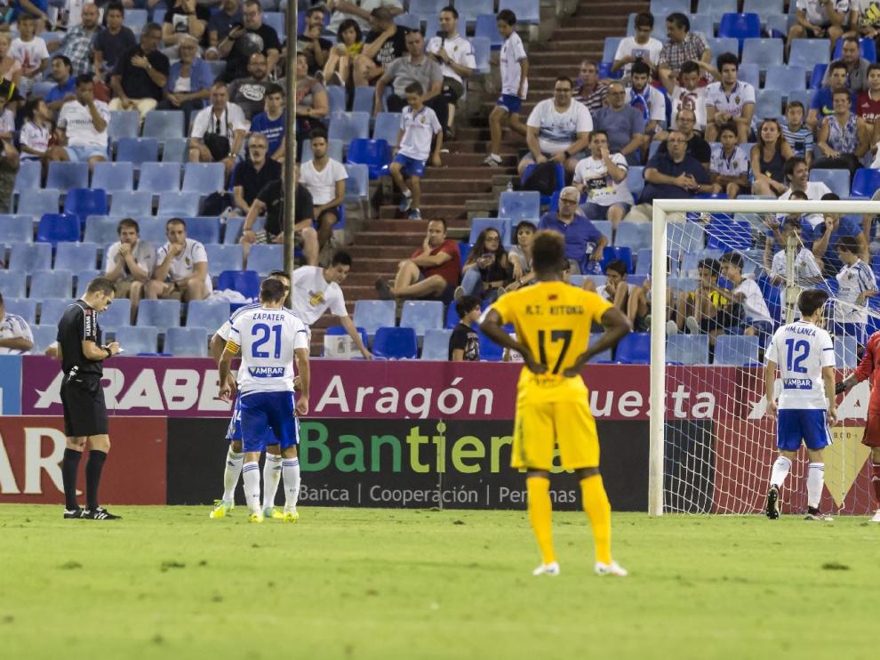 El árbitro Valdés Aller anota la tarjeta amarilla, que no roja, que mostró a Irureta en el penalti que cometió el portero zaragocista por derribo al delantero del UCAM Jona.