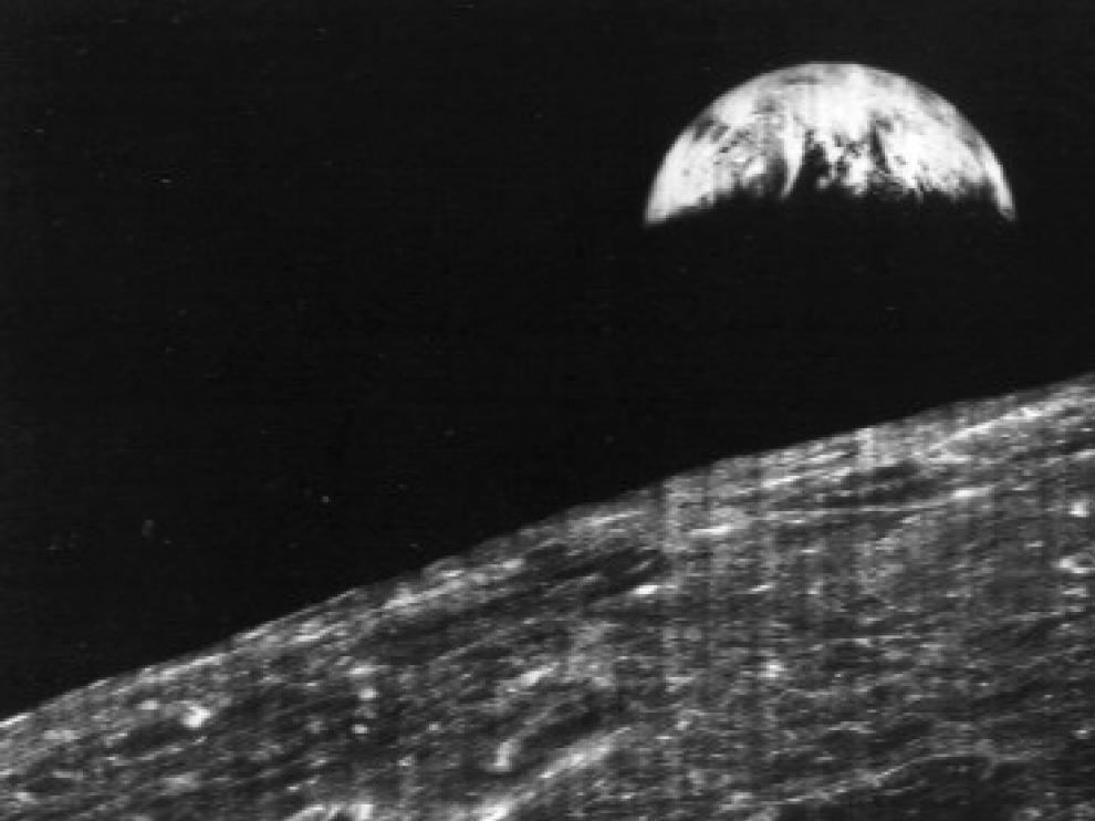 Primera fotografía de la Tierra realizada desde la Luna por la nave Lunar Orbiter 1.